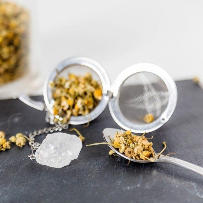 stainless tea strainer with clear quartz stones for dried flower tea and tea leaves 