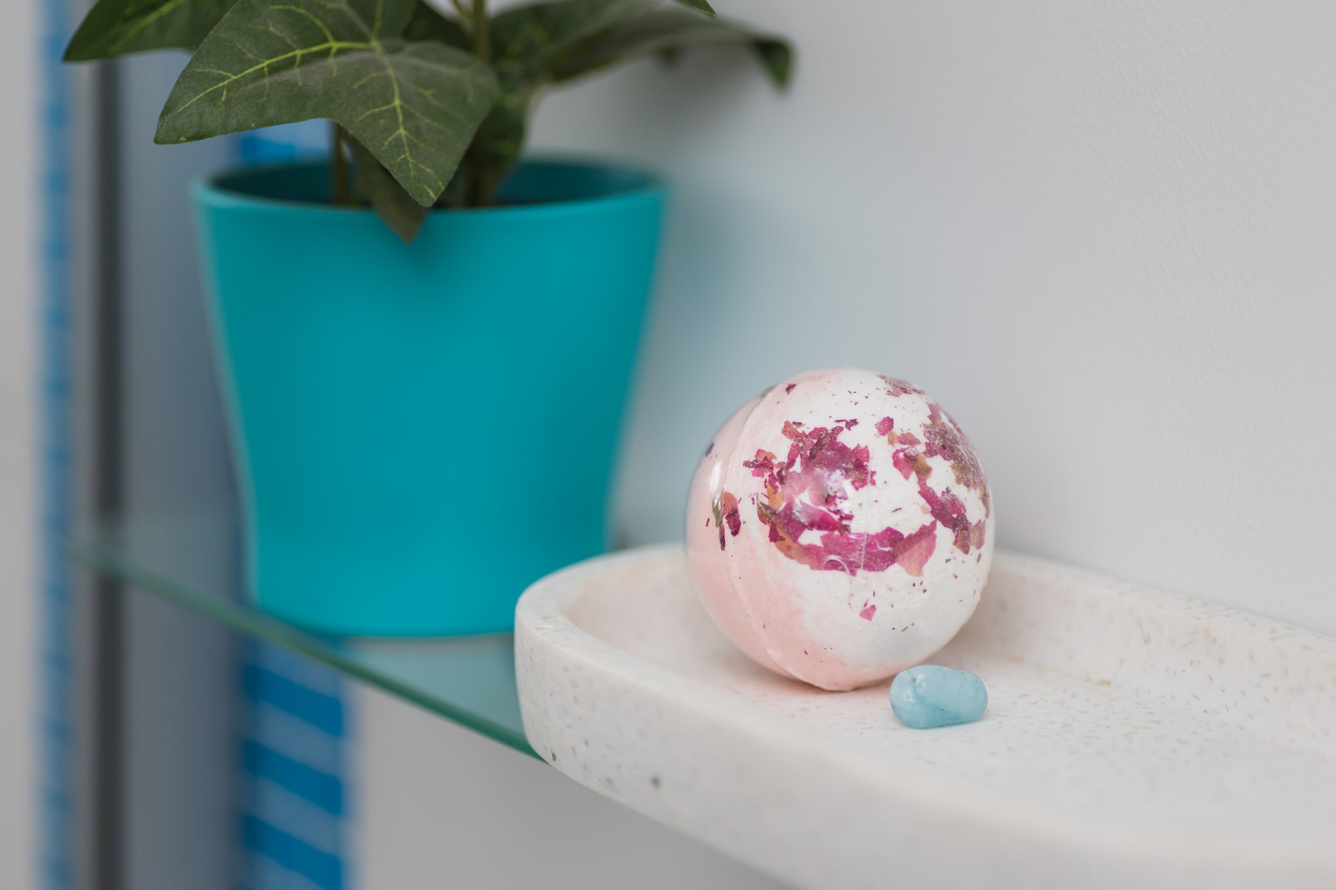 LWK Bath bomb surprise crystal, turquoise, rose petal, rose scent, tumble stone